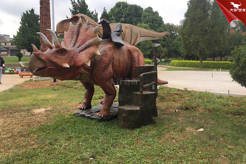 廣場公園乘騎仿真恐龍，仿真三角龍